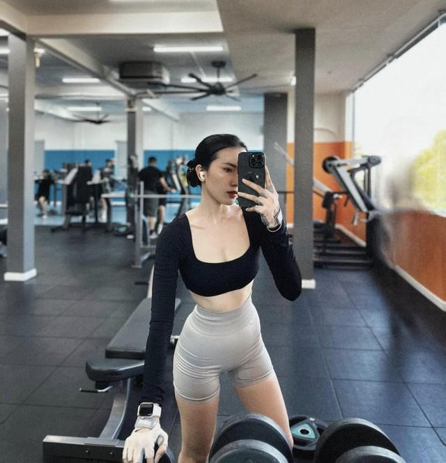 Danh tính cổ động viên xinh như Hoa hậu theo dõi trận Việt Nam - Indonesia khiến dân mạng sôi sục-6