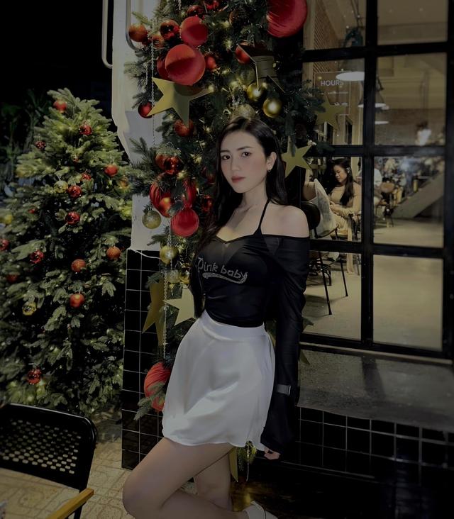 Danh tính cổ động viên xinh như Hoa hậu theo dõi trận Việt Nam - Indonesia khiến dân mạng sôi sục-5