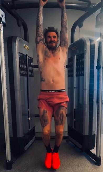 Bài tập giúp David Beckham giữ cơ bụng sáu múi ở tuổi 48-2