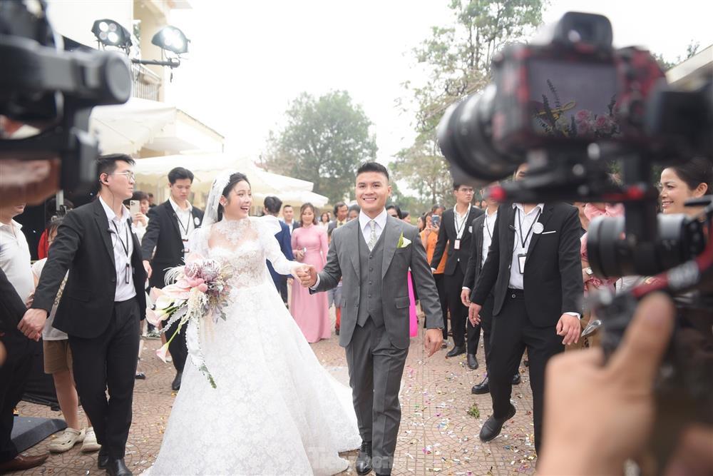 Diện váy cưới cúp ngực 150 triệu đồng, Chu Thanh Huyền rạng ngời bên Quang Hải-1