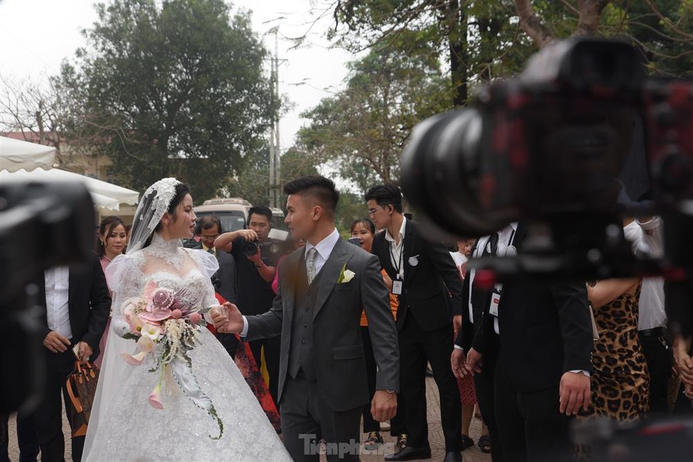 Diện váy cưới cúp ngực 150 triệu đồng, Chu Thanh Huyền rạng ngời bên Quang Hải-2