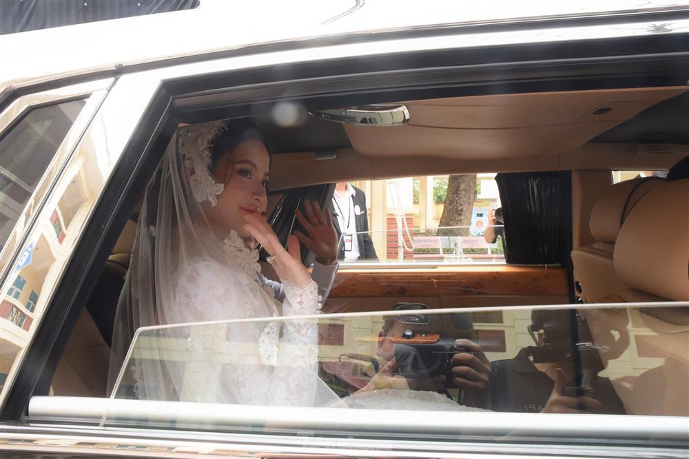 Diện váy cưới cúp ngực 150 triệu đồng, Chu Thanh Huyền rạng ngời bên Quang Hải-10