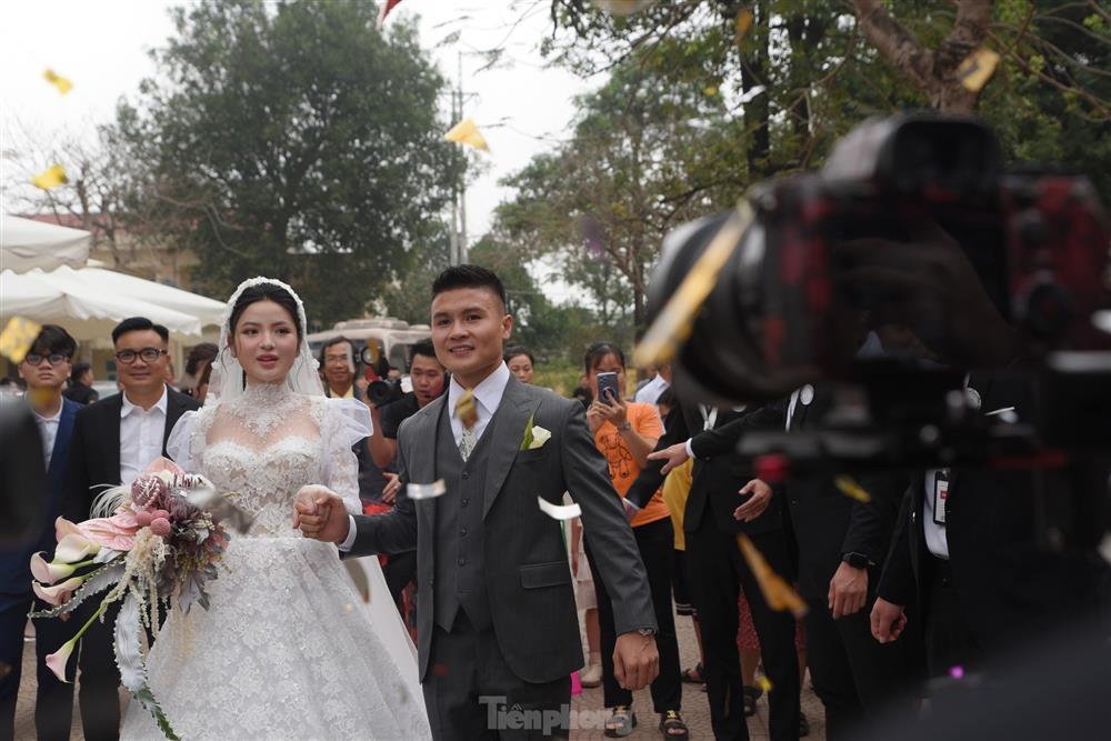 Diện váy cưới cúp ngực 150 triệu đồng, Chu Thanh Huyền rạng ngời bên Quang Hải-3