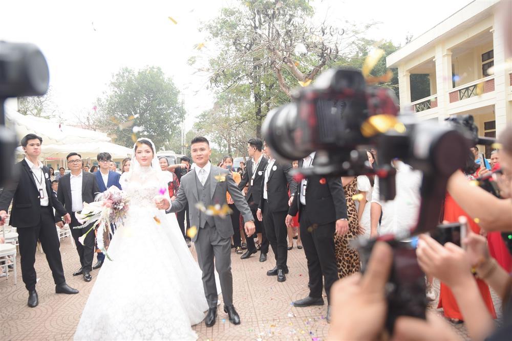 Diện váy cưới cúp ngực 150 triệu đồng, Chu Thanh Huyền rạng ngời bên Quang Hải-4