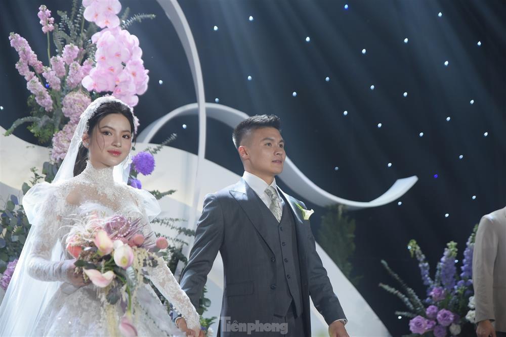 Diện váy cưới cúp ngực 150 triệu đồng, Chu Thanh Huyền rạng ngời bên Quang Hải-5