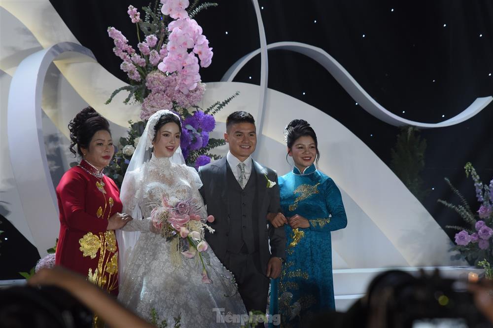 Diện váy cưới cúp ngực 150 triệu đồng, Chu Thanh Huyền rạng ngời bên Quang Hải-6