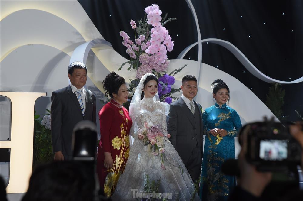 Diện váy cưới cúp ngực 150 triệu đồng, Chu Thanh Huyền rạng ngời bên Quang Hải-7