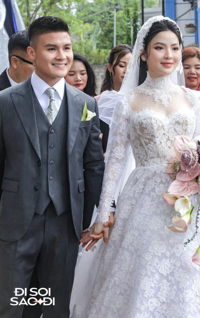 Quang Hải có hành động tinh tế với Chu Thanh Huyền ở đám cưới, biểu cảm căng thẳng trước họ nhà gái-1