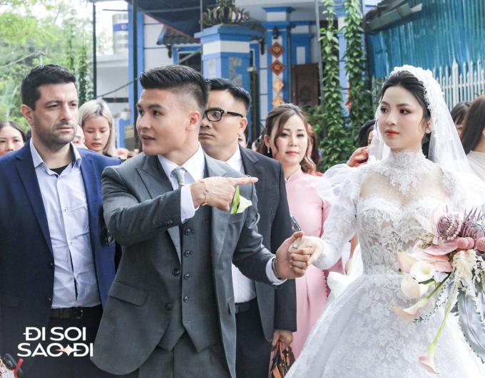 Quang Hải có hành động tinh tế với Chu Thanh Huyền ở đám cưới, biểu cảm căng thẳng trước họ nhà gái-2