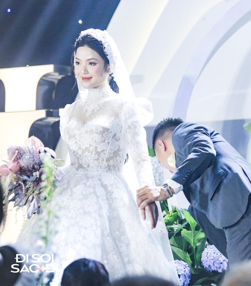 Quang Hải có hành động tinh tế với Chu Thanh Huyền ở đám cưới, biểu cảm căng thẳng trước họ nhà gái-3