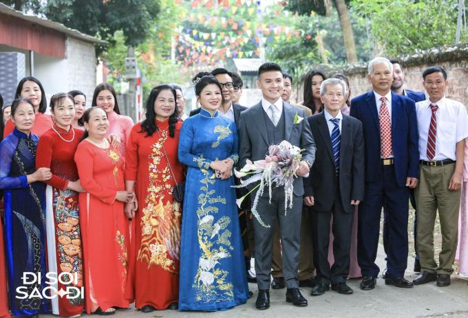 Quang Hải có hành động tinh tế với Chu Thanh Huyền ở đám cưới, biểu cảm căng thẳng trước họ nhà gái-11