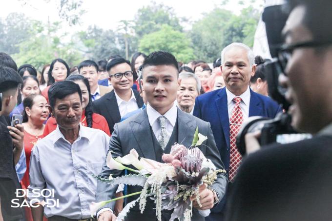 Quang Hải có hành động tinh tế với Chu Thanh Huyền ở đám cưới, biểu cảm căng thẳng trước họ nhà gái-12