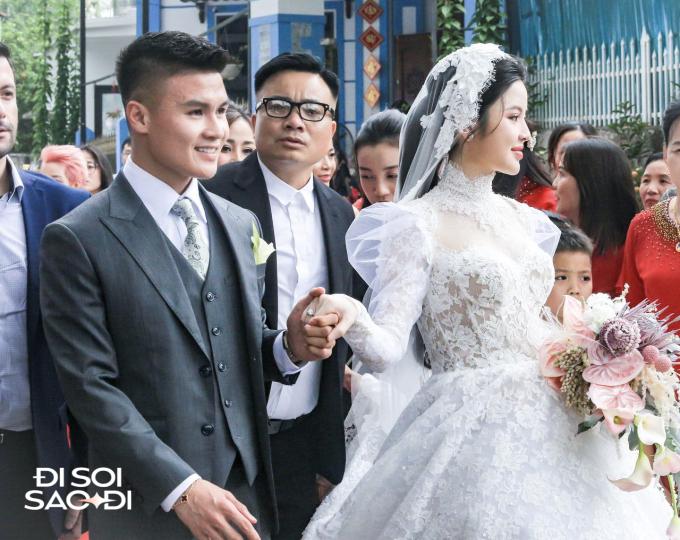Quang Hải có hành động tinh tế với Chu Thanh Huyền ở đám cưới, biểu cảm căng thẳng trước họ nhà gái-9