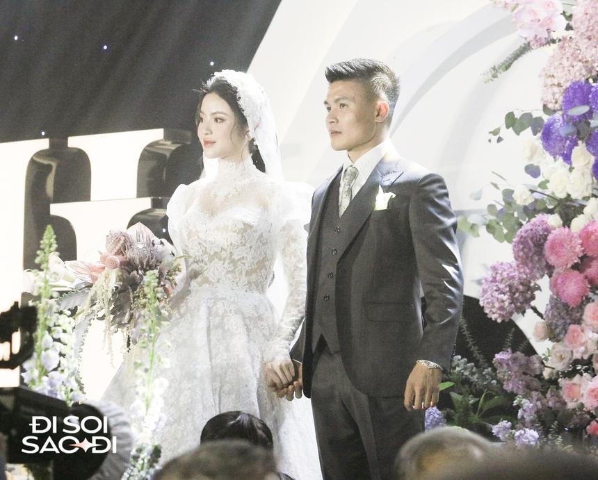 Quang Hải có hành động tinh tế với Chu Thanh Huyền ở đám cưới, biểu cảm căng thẳng trước họ nhà gái-6