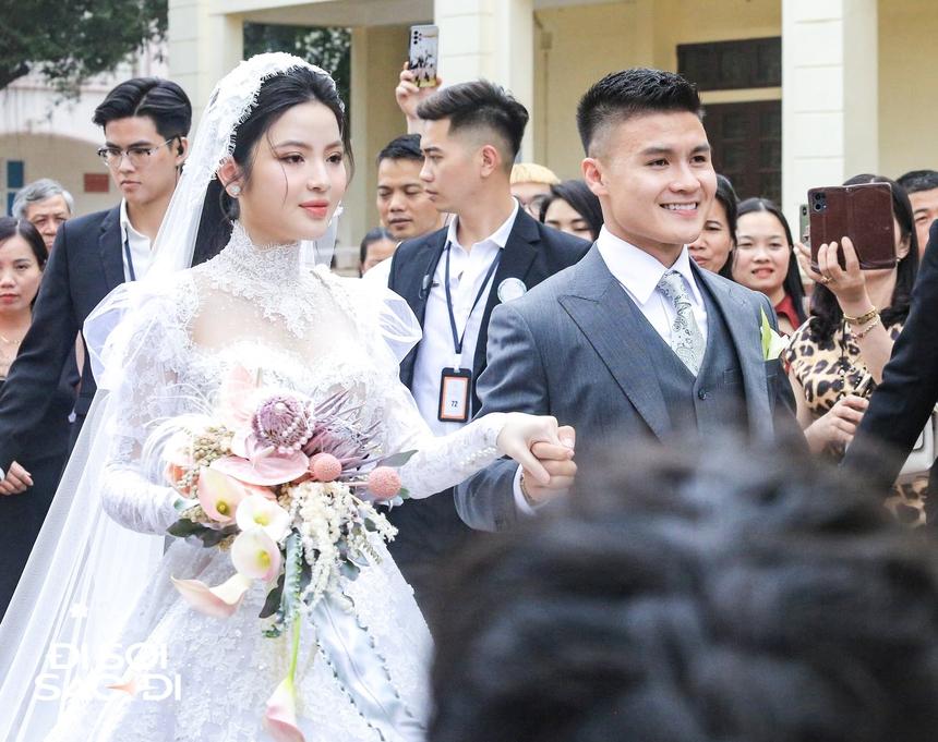 Quang Hải có hành động tinh tế với Chu Thanh Huyền ở đám cưới, biểu cảm căng thẳng trước họ nhà gái-8