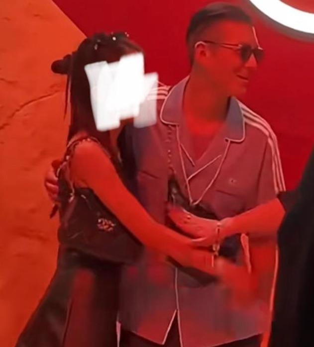 Có vợ và một con, Trần Quán Hy gây tranh cãi khi chụp hình cùng người hâm mộ nữ-1