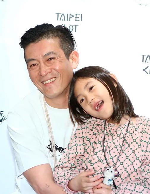 Có vợ và một con, Trần Quán Hy gây tranh cãi khi chụp hình cùng người hâm mộ nữ-4