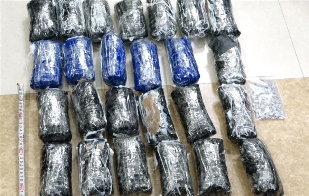 Vali bí ẩn màu đen sau bữa tiệc ma túy ở Đồng Hới-2