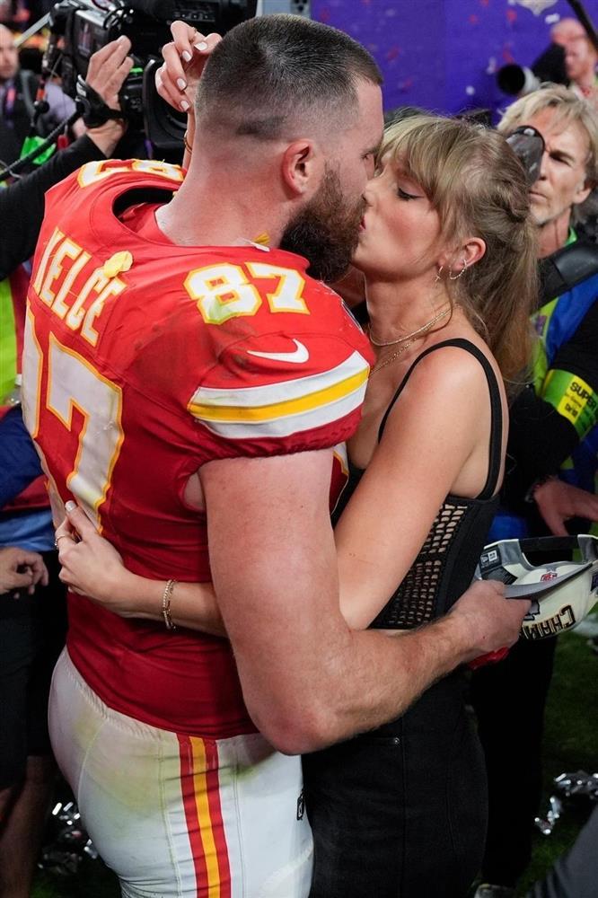 Taylor Swift nóng bỏng chưa từng thấy, bạn trai vướng phải bàn tay hư-6