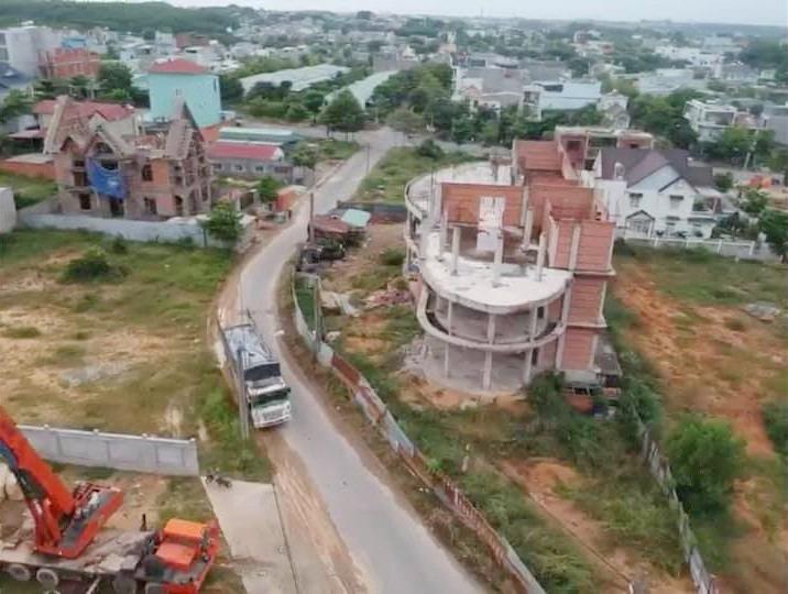 Hoa hậu đông con nhất Việt Nam rời showbiz sau biến cố, U40 sống an yên ở nông trại 10ha-4