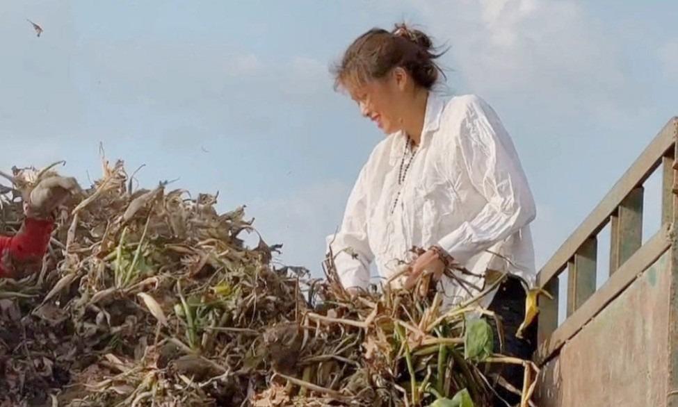 Hoa hậu đông con nhất Việt Nam rời showbiz sau biến cố, U40 sống an yên ở nông trại 10ha-6