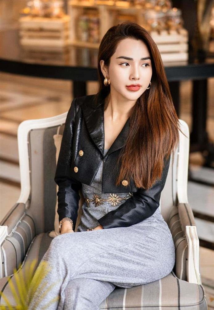 Vợ Ưng Hoàng Phúc ngày thường kín kẽ, đi với chồng lại thích váy hở táo bạo-4