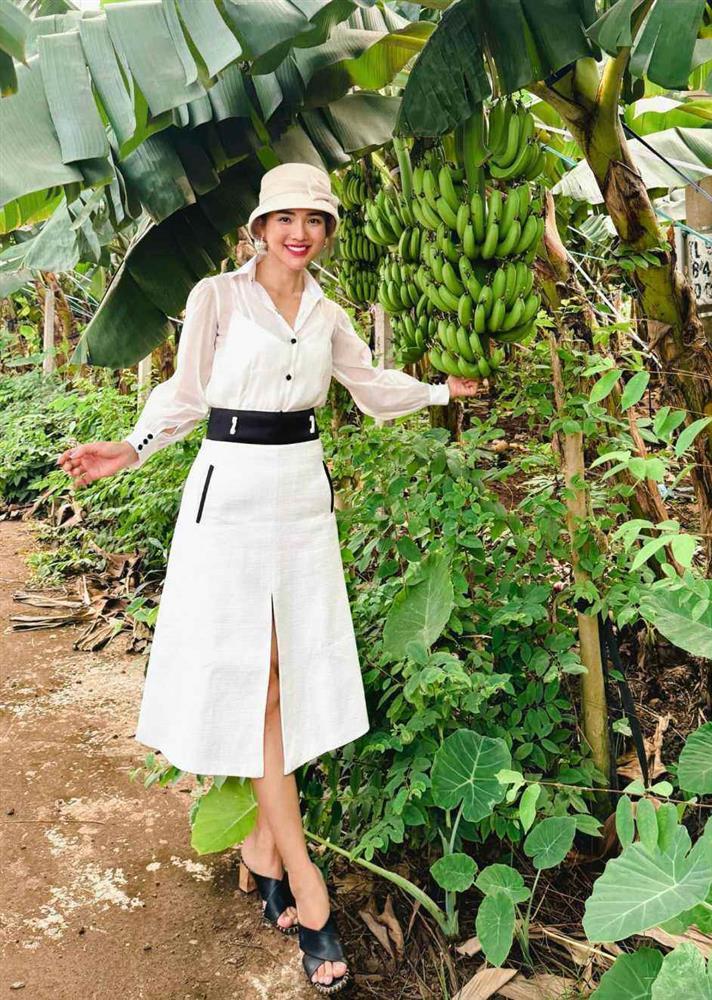 Vợ Ưng Hoàng Phúc ngày thường kín kẽ, đi với chồng lại thích váy hở táo bạo-5