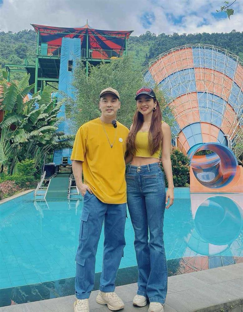 Vợ Ưng Hoàng Phúc ngày thường kín kẽ, đi với chồng lại thích váy hở táo bạo-7