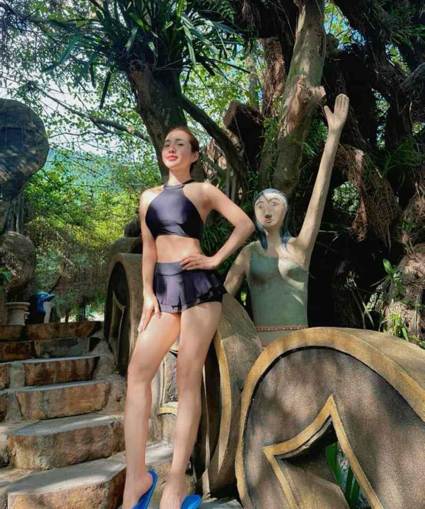 Vợ Ưng Hoàng Phúc ngày thường kín kẽ, đi với chồng lại thích váy hở táo bạo-8