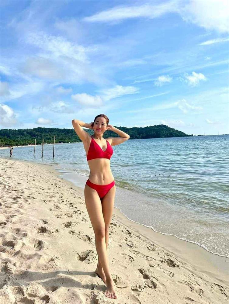 Vợ Ưng Hoàng Phúc ngày thường kín kẽ, đi với chồng lại thích váy hở táo bạo-10