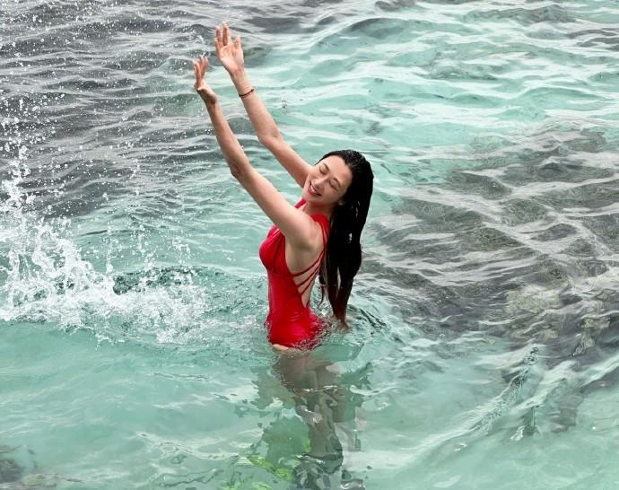 Sinh 4 con, vợ kém 16 tuổi của Tôn Ngộ Không Trần Hạo Dân vẫn có body nuột nà nhờ đâu?-4