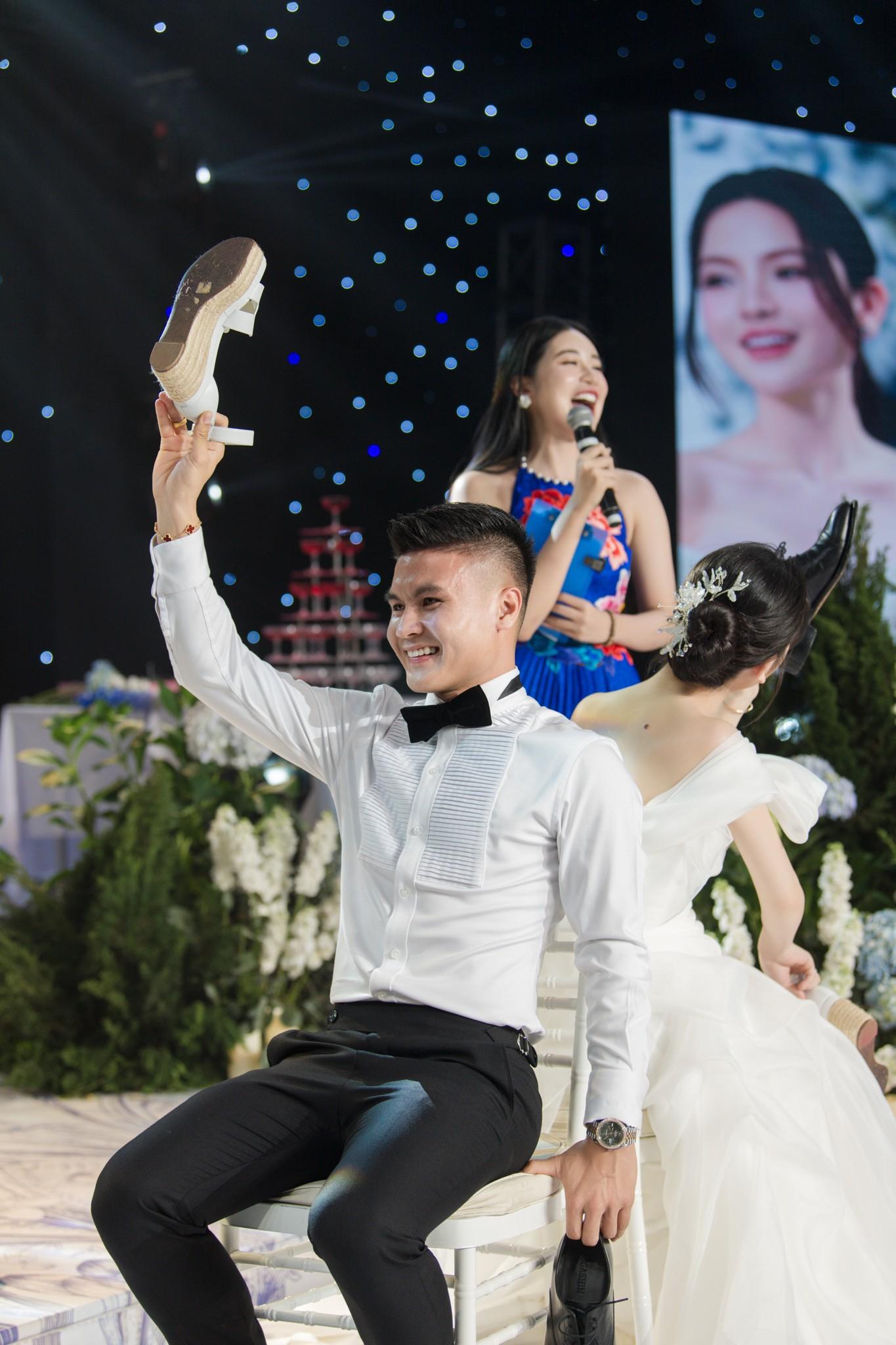 Ảnh Quang Hải hôn say đắm cô dâu Chu Thanh Huyền-12