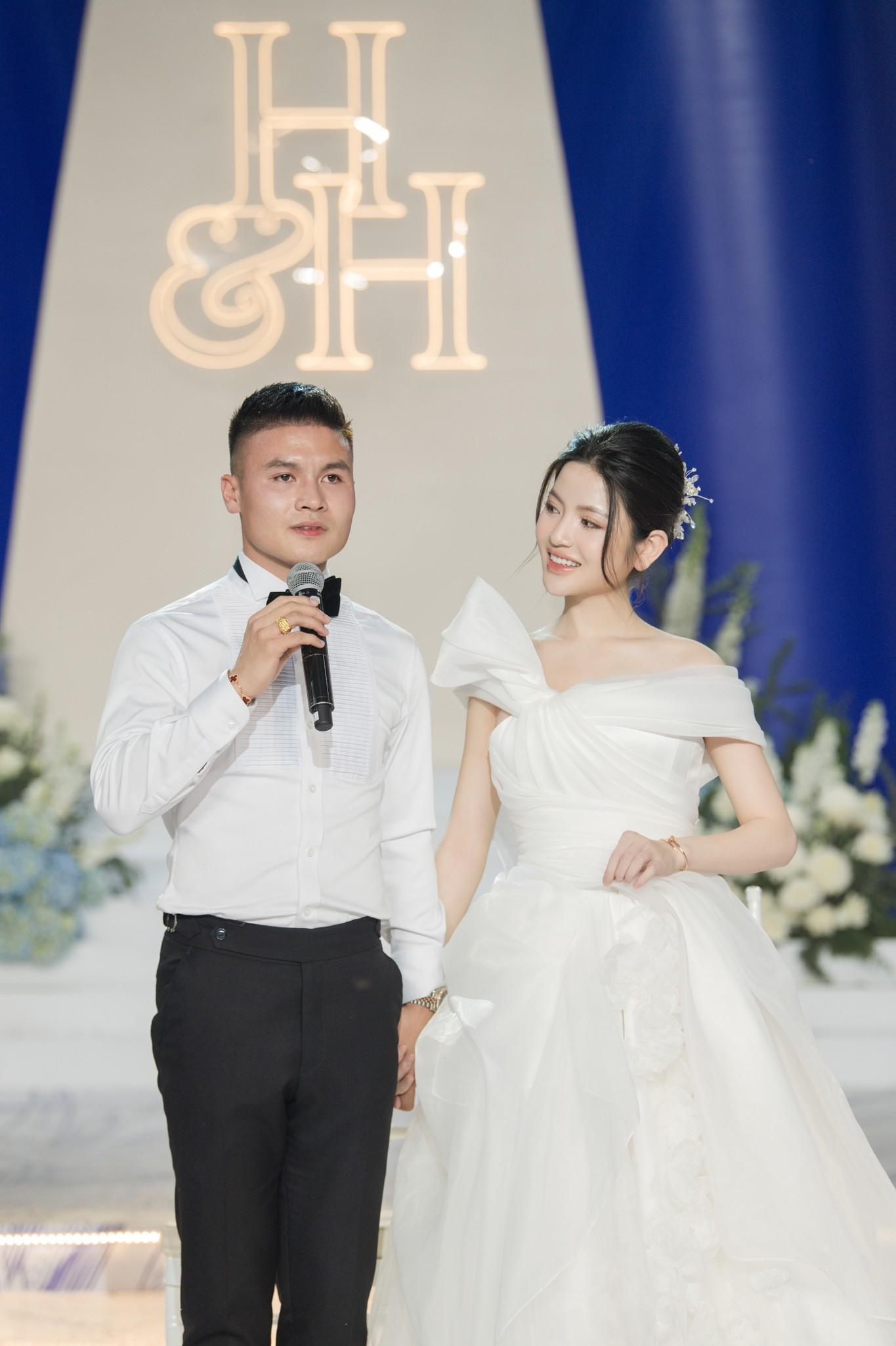 Ảnh Quang Hải hôn say đắm cô dâu Chu Thanh Huyền-9