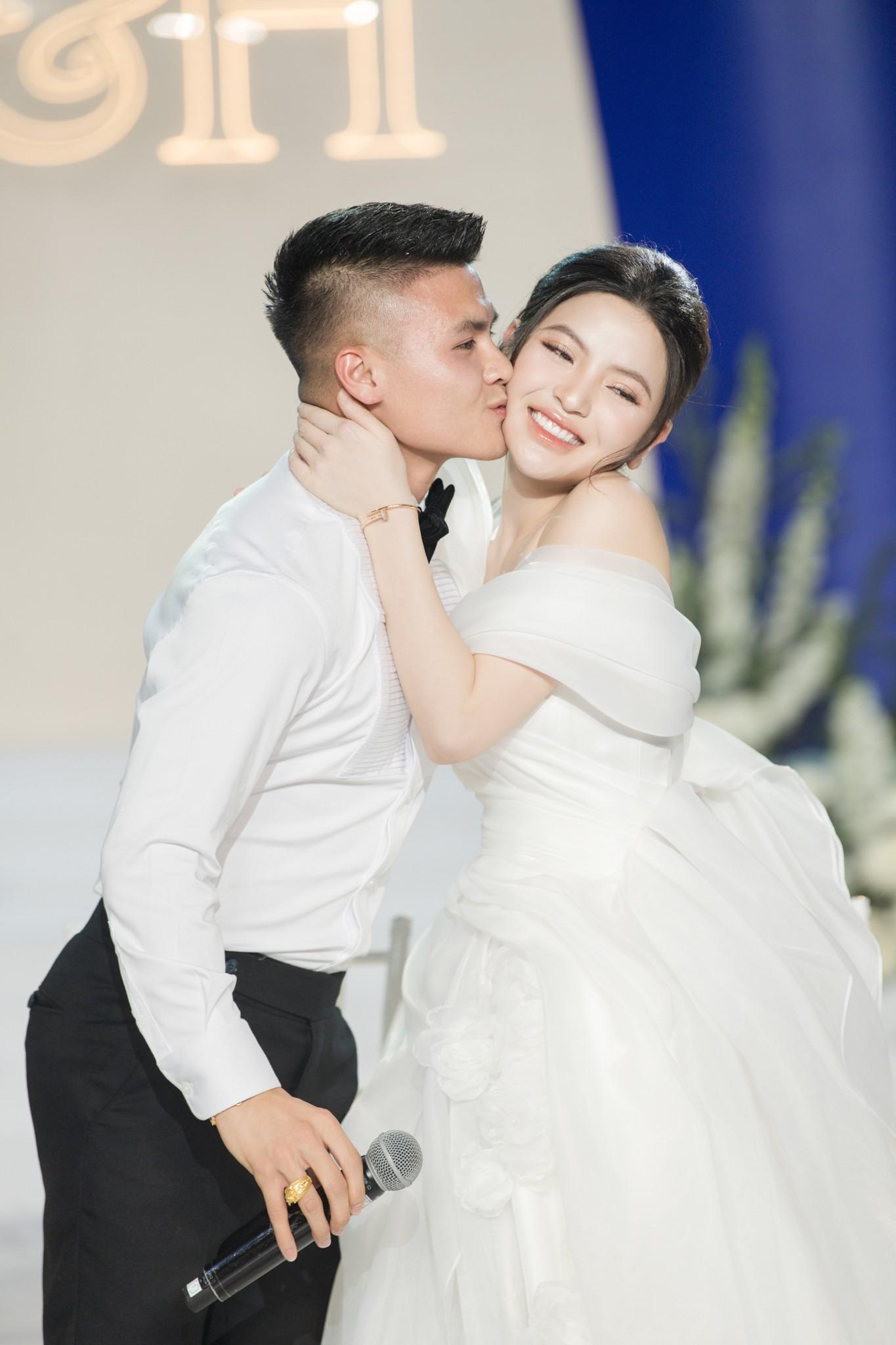 Ảnh Quang Hải hôn say đắm cô dâu Chu Thanh Huyền-10