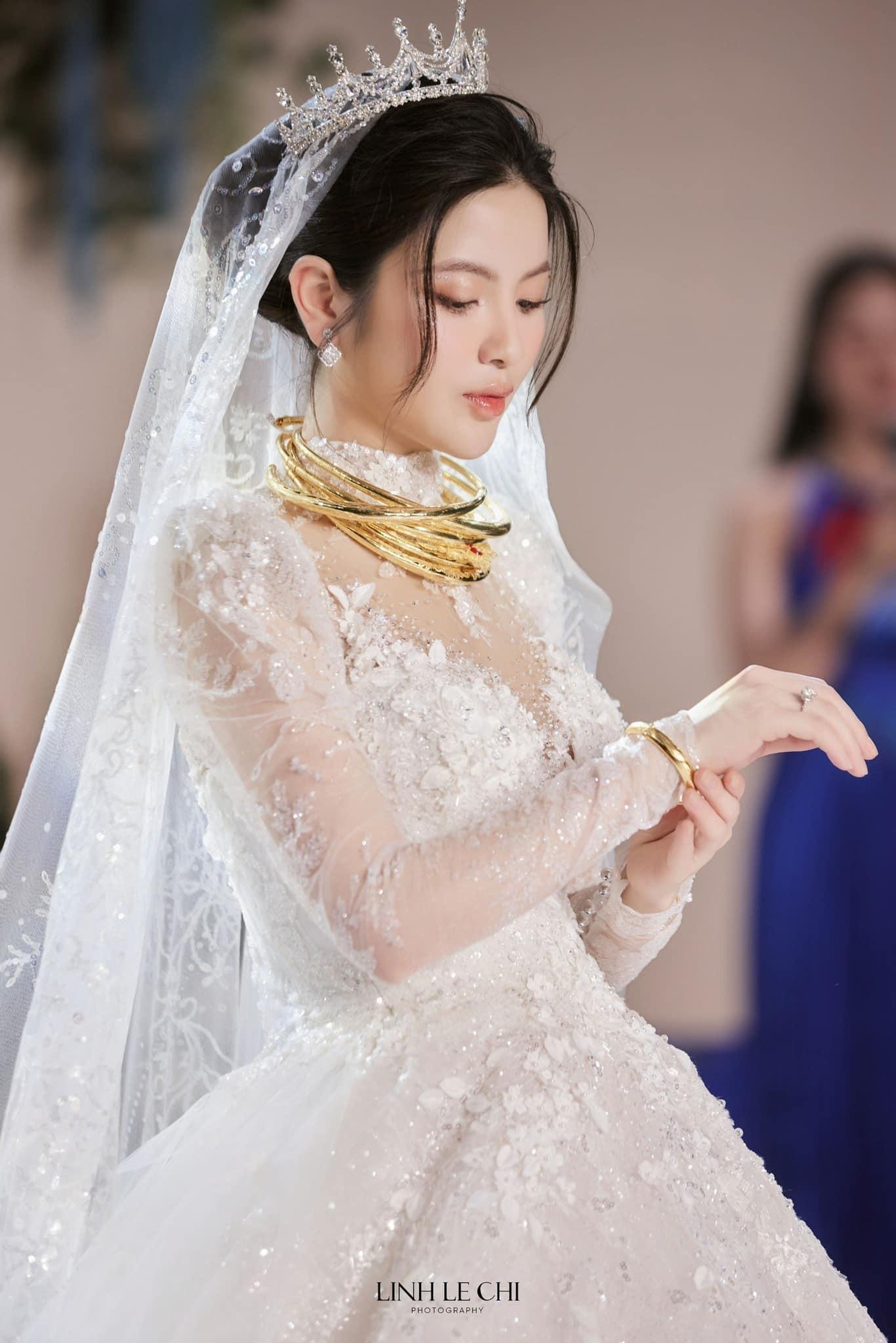 Ảnh Quang Hải hôn say đắm cô dâu Chu Thanh Huyền-3