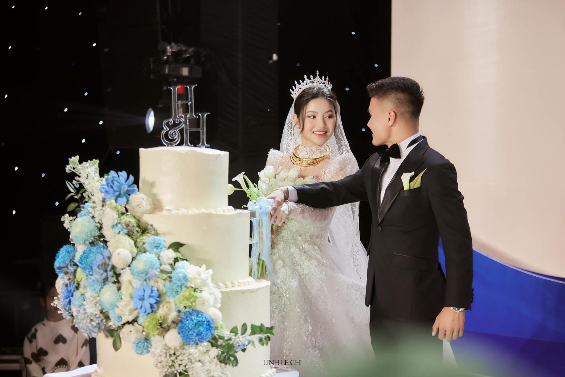 Ảnh Quang Hải hôn say đắm cô dâu Chu Thanh Huyền-7