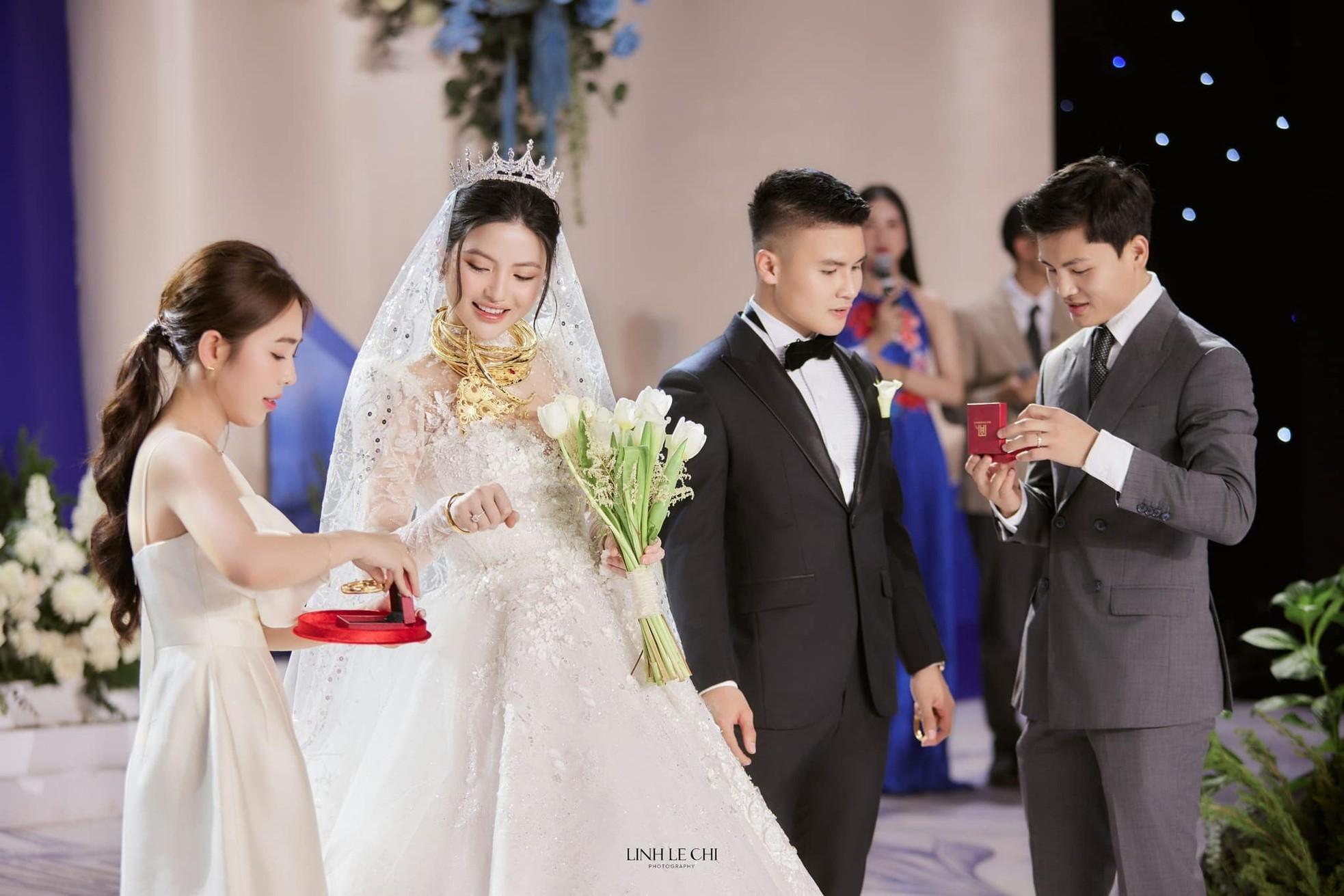 Ảnh Quang Hải hôn say đắm cô dâu Chu Thanh Huyền-1