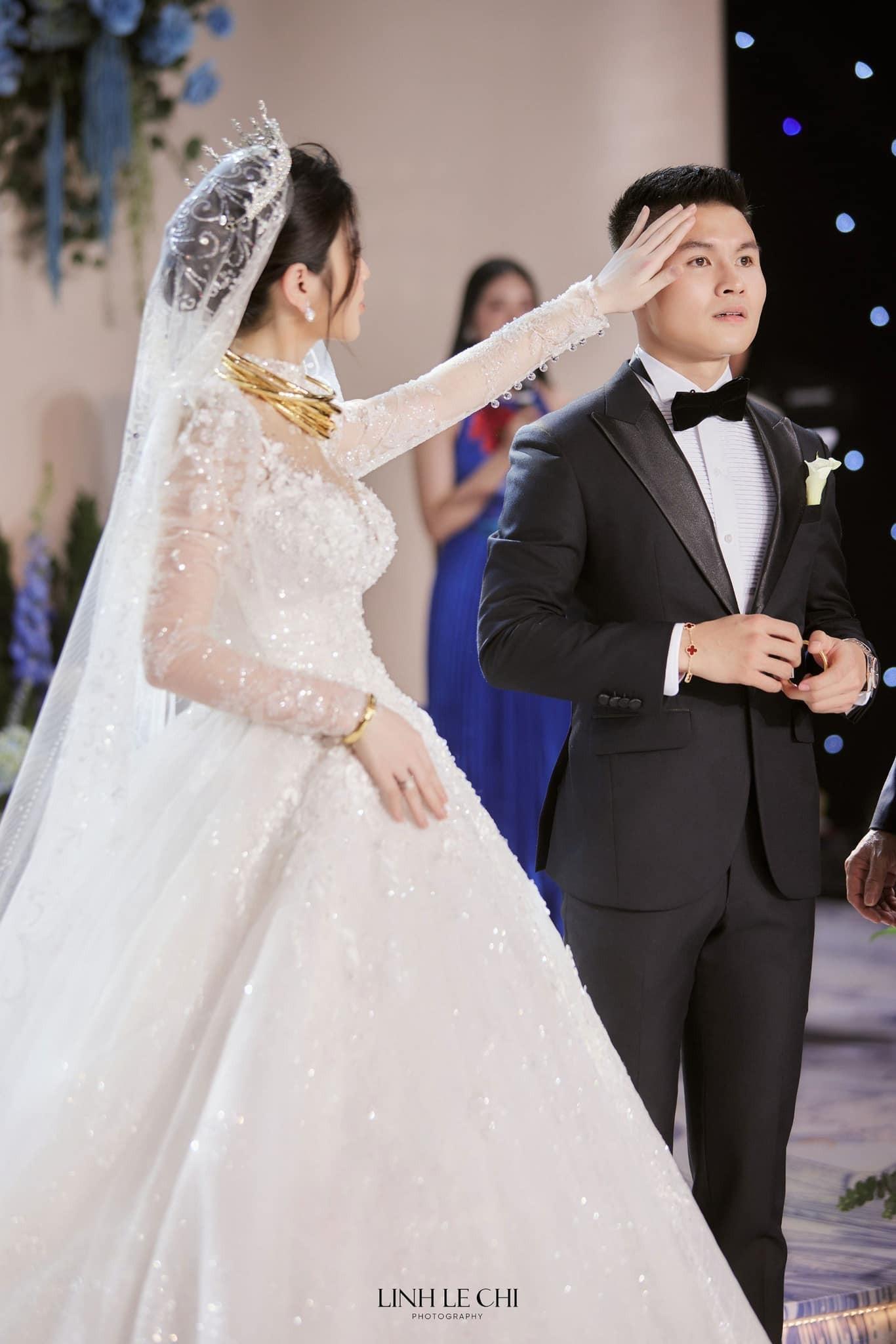 Ảnh Quang Hải hôn say đắm cô dâu Chu Thanh Huyền-5