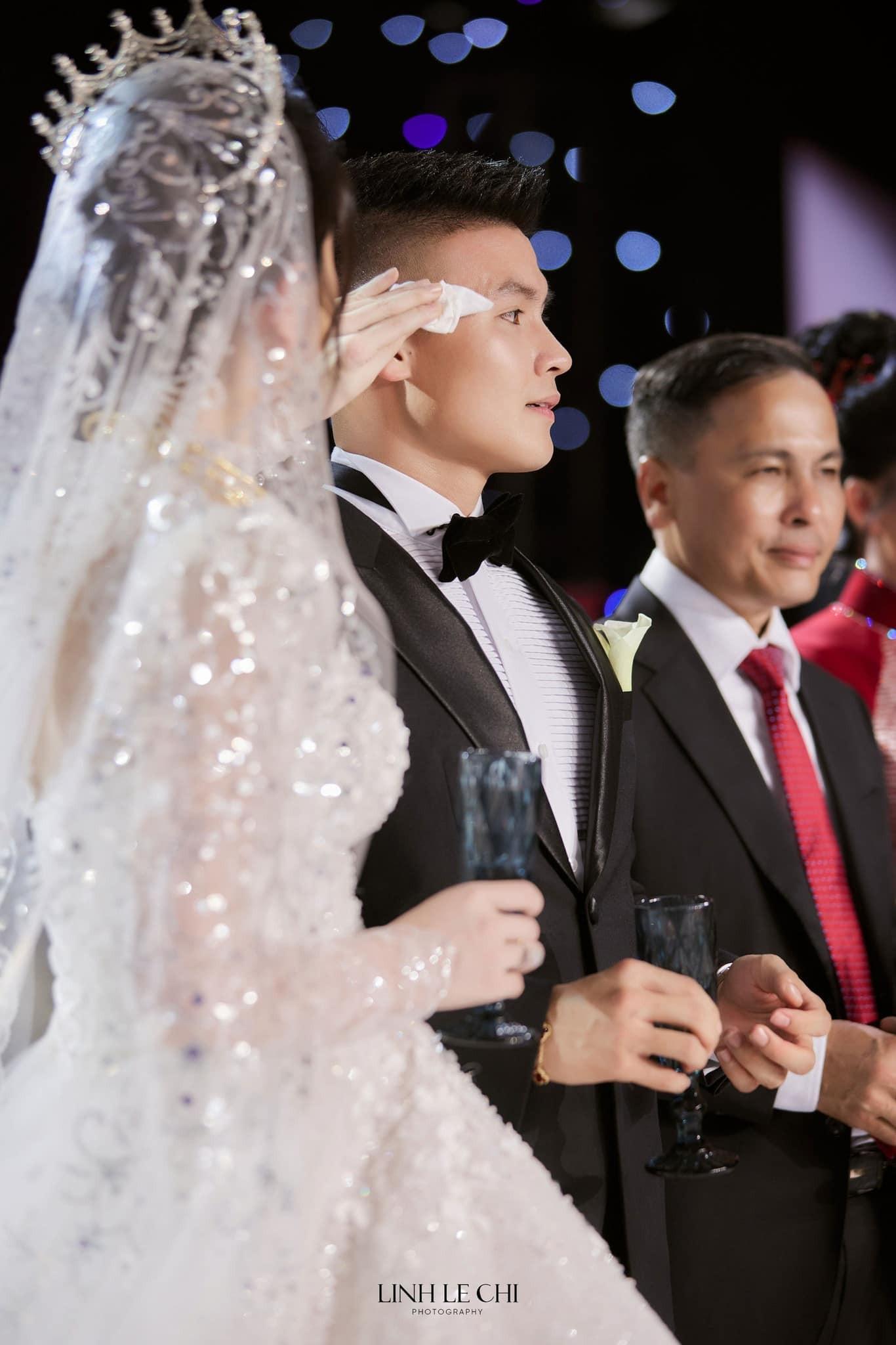 Ảnh Quang Hải hôn say đắm cô dâu Chu Thanh Huyền-6