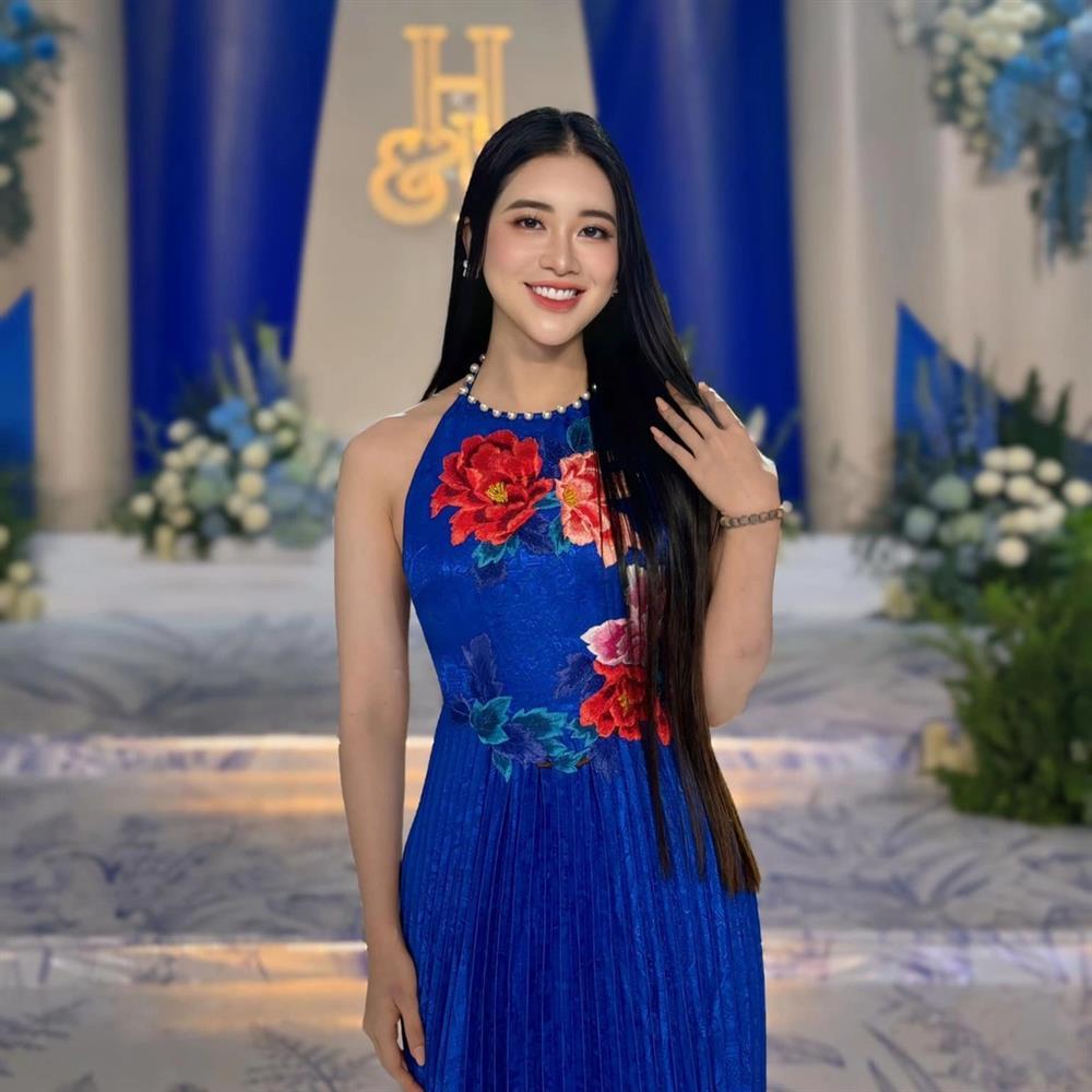 Vẻ gợi cảm của nữ MC dẫn trong đám cưới Quang Hải - Chu Thanh Huyền-1