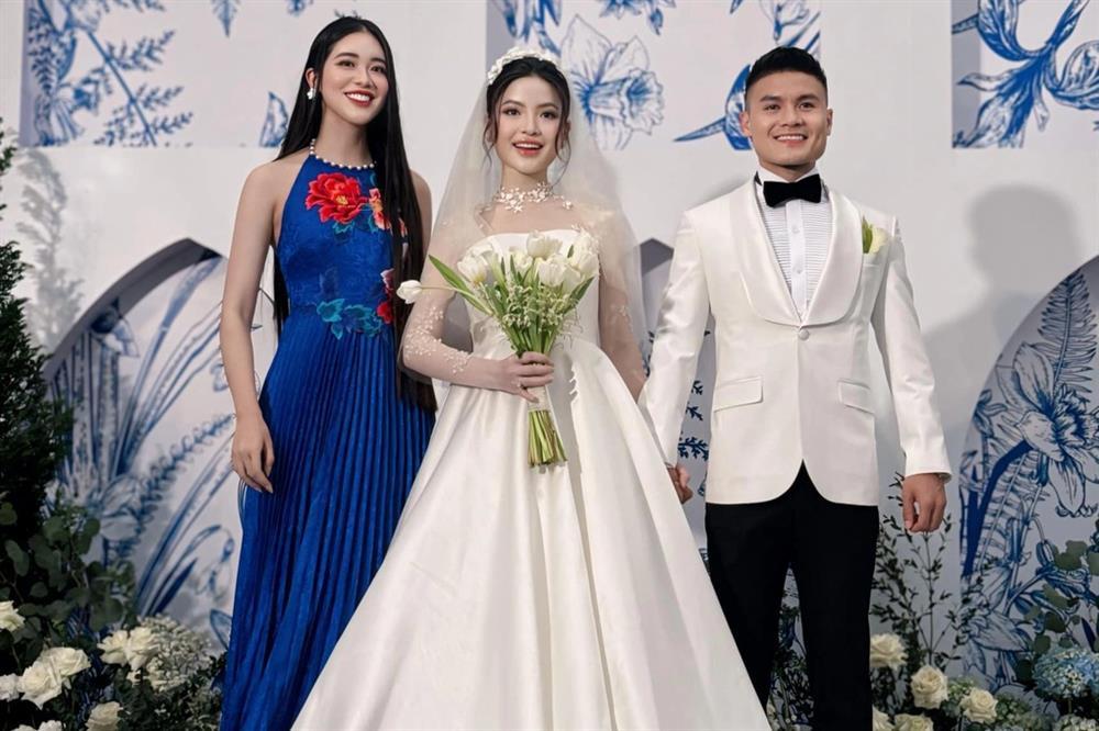 Vẻ gợi cảm của nữ MC dẫn trong đám cưới Quang Hải - Chu Thanh Huyền-2
