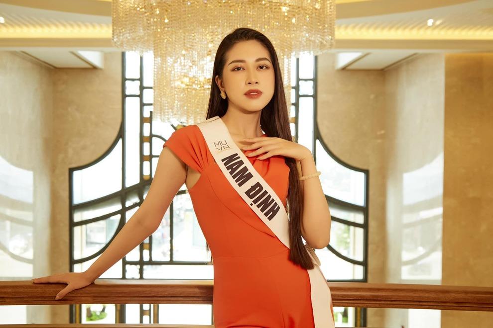 Vẻ gợi cảm của nữ MC dẫn trong đám cưới Quang Hải - Chu Thanh Huyền-3