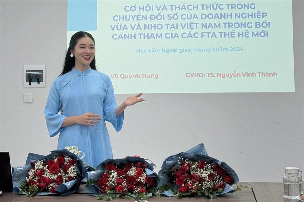 Vẻ gợi cảm của nữ MC dẫn trong đám cưới Quang Hải - Chu Thanh Huyền-4
