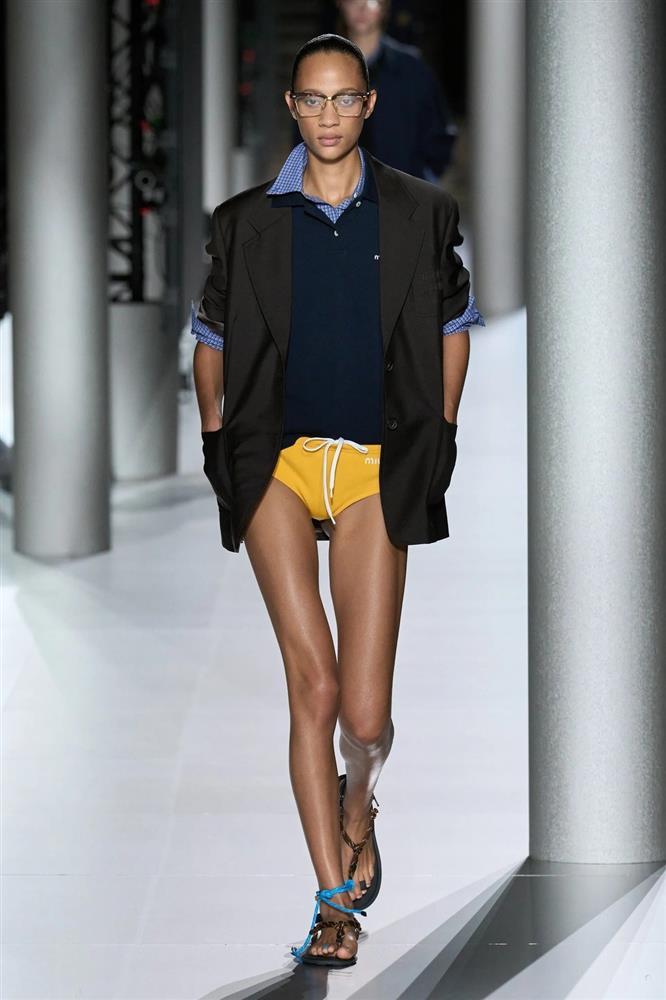 Mẫu quần giúp phụ nữ tôn dáng gợi cảm, không thể thiếu khi trời nóng-1