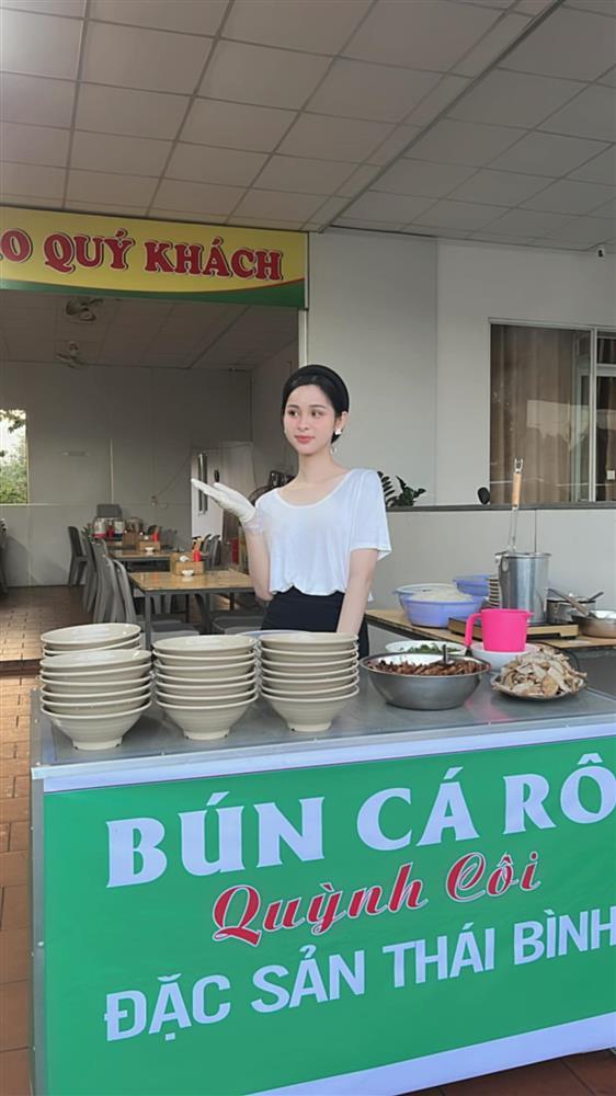 Á hậu chuyển giới có gương mặt vạn người mê: Từ bỏ hào quang về quê bán bún cá, vất vả mà yên vui-7