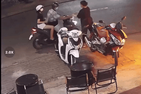 Nữ nhân viên bị tạt ly trà sữa có ớt vào mặt, nguyên nhân bất ngờ-1