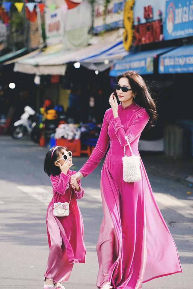 Thời trang mẹ con sao Việt: Hoa hậu Đặng Thu Thảo và con gái giản dị mà vẫn sang trọng-1