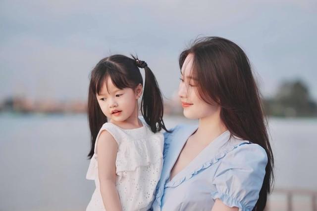 Thời trang mẹ con sao Việt: Hoa hậu Đặng Thu Thảo và con gái giản dị mà vẫn sang trọng-2