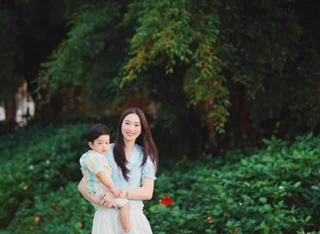 Thời trang mẹ con sao Việt: Hoa hậu Đặng Thu Thảo và con gái giản dị mà vẫn sang trọng-3