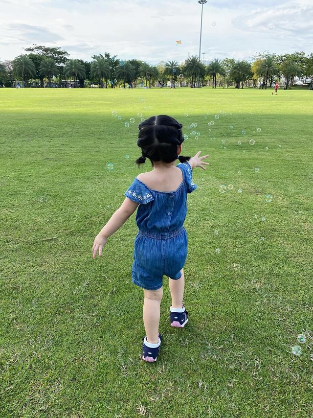 Thời trang mẹ con sao Việt: Hoa hậu Đặng Thu Thảo và con gái giản dị mà vẫn sang trọng-6